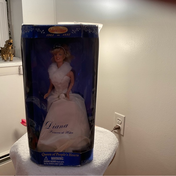 Diana Princess of Wales Doll - Picture 9 of 10